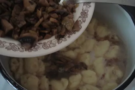 Гречневый суп с картофельными клёцками и шампиньонами: шаг 6