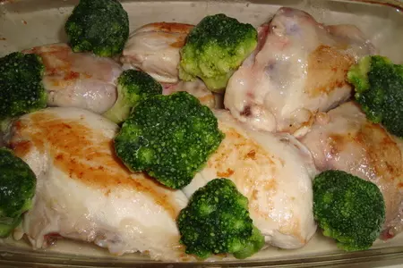 Курочка под чесночно-сырной корочкой с брокколи: шаг 1