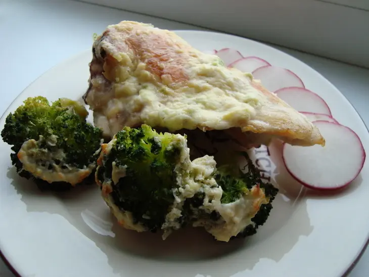 Курочка под чесночно-сырной корочкой с брокколи: шаг 4
