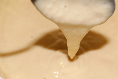 Оладушки на кефире с кардамоном и лесным мёдом: шаг 1
