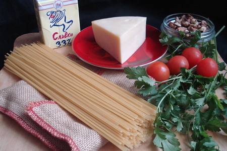 Спагетти в сырно-сливочном соусе с грецким орехом.: шаг 1