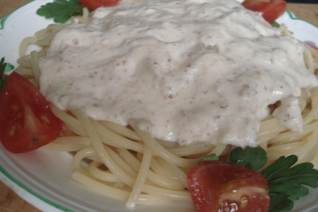 Спагетти в сырно-сливочном соусе с грецким орехом.: шаг 6