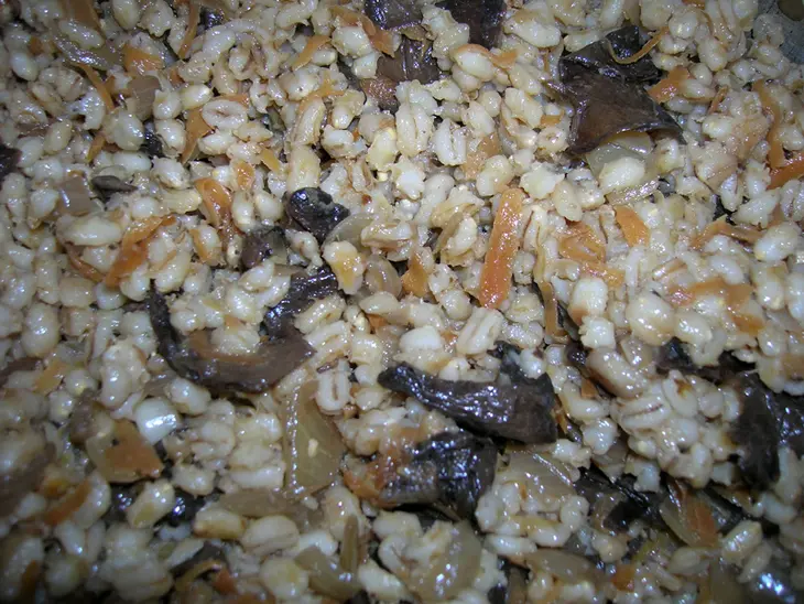 Перловка с шампиньонами, луком и морковью: шаг 1