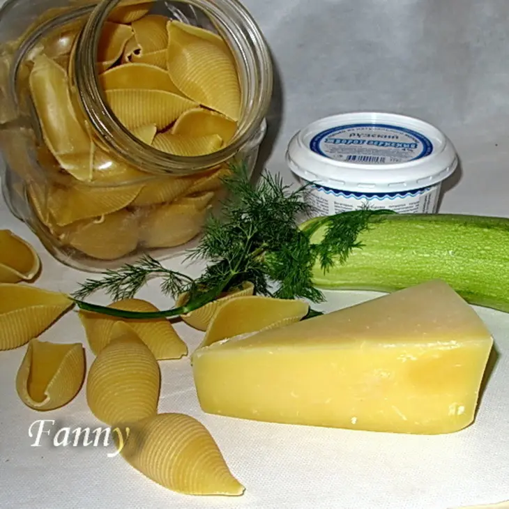 Конкильони, фаршированные домашним сыром с кабачковым соусом: шаг 1