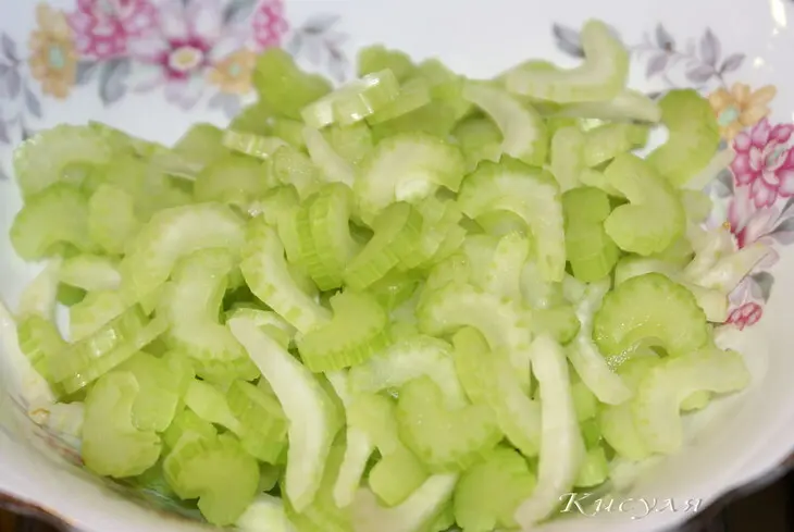 Салат с черносливом и сельдереем: шаг 1