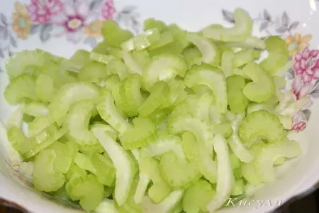 Салат с черносливом и сельдереем: шаг 1