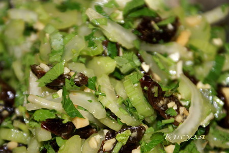 Салат с черносливом и сельдереем: шаг 6