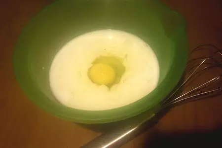 Смородиновые маффины с кукурузной мукой и ореховой посыпкой: шаг 2