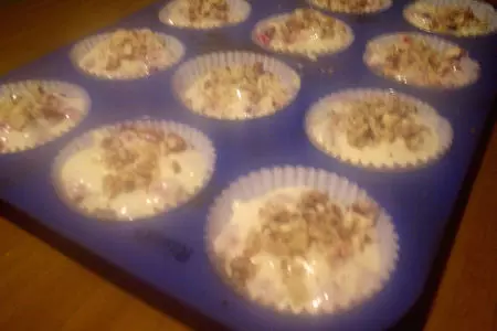 Смородиновые маффины с кукурузной мукой и ореховой посыпкой: шаг 6