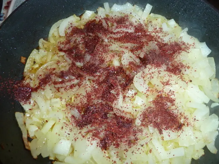Цыплята-корнишоны запеченные с луком и сумахом на пите, подаваемые с яйцами пашот: шаг 3