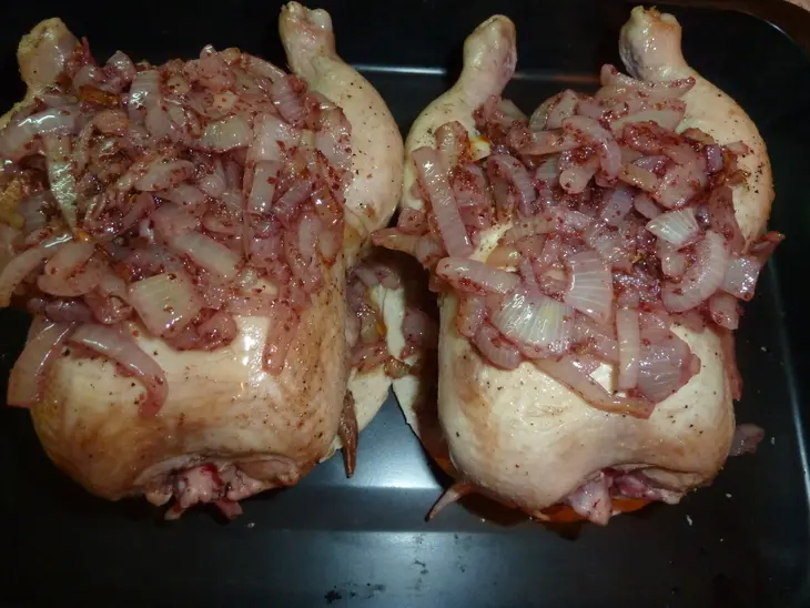 Цыплята-корнишоны запеченные с луком и сумахом на пите, подаваемые с яйцами пашот: шаг 6