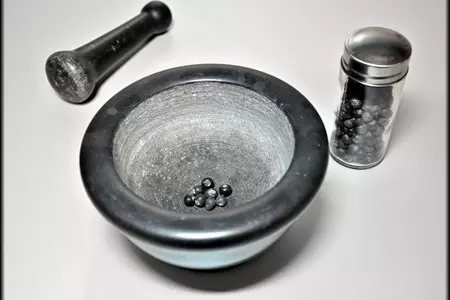 Ростбиф под горчичной корочкой с зелёным маслом и хлебными пудингами с горгонзолой.: шаг 2