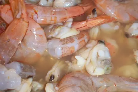 Fettuccelle   с  креветками и устрицами в сырном соусе.: шаг 4