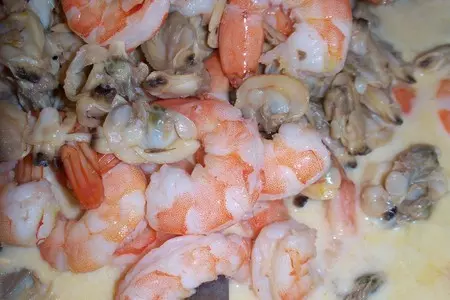 Fettuccelle   с  креветками и устрицами в сырном соусе.: шаг 14
