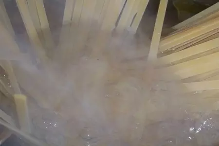 Fettuccelle   с  креветками и устрицами в сырном соусе.: шаг 16