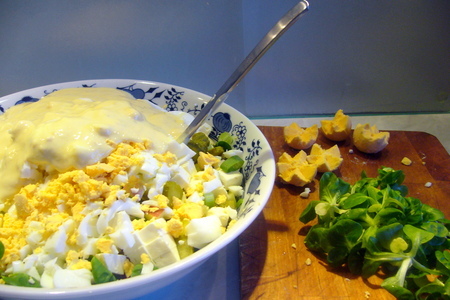 Зимний яичный салат „весенняя поляна“: шаг 3