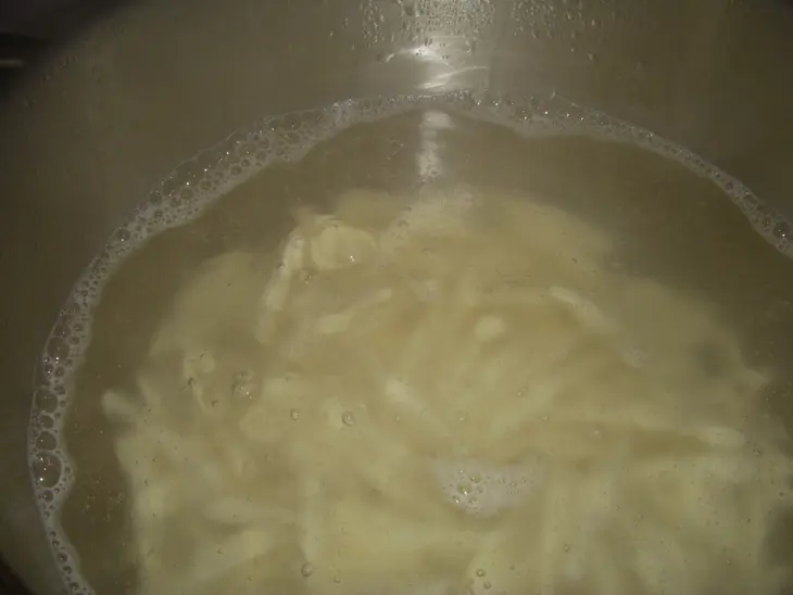 Паста джигли c зелёным горошком и соусом карбонара: шаг 3