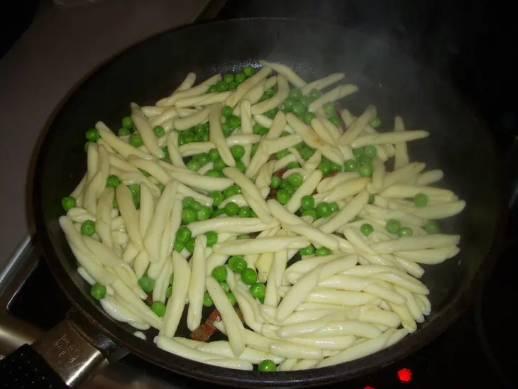 Паста джигли c зелёным горошком и соусом карбонара: шаг 8