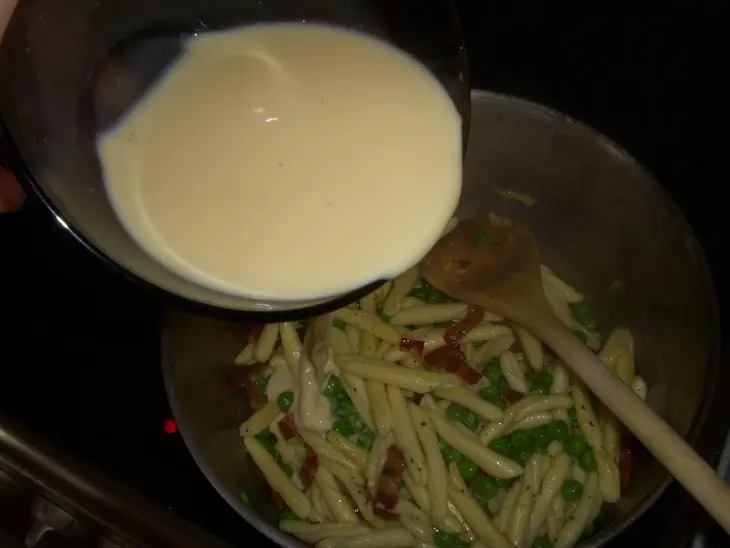 Паста джигли c зелёным горошком и соусом карбонара: шаг 10