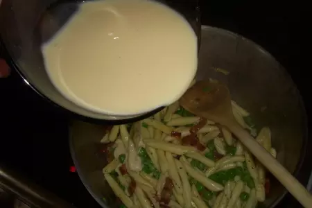 Паста джигли c зелёным горошком и соусом карбонара: шаг 10