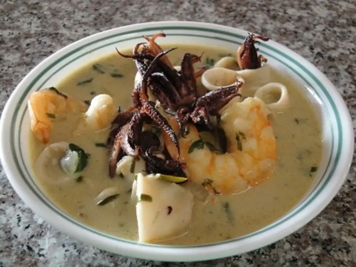 Кокосовый суп с креветками и кальмаром: шаг 8