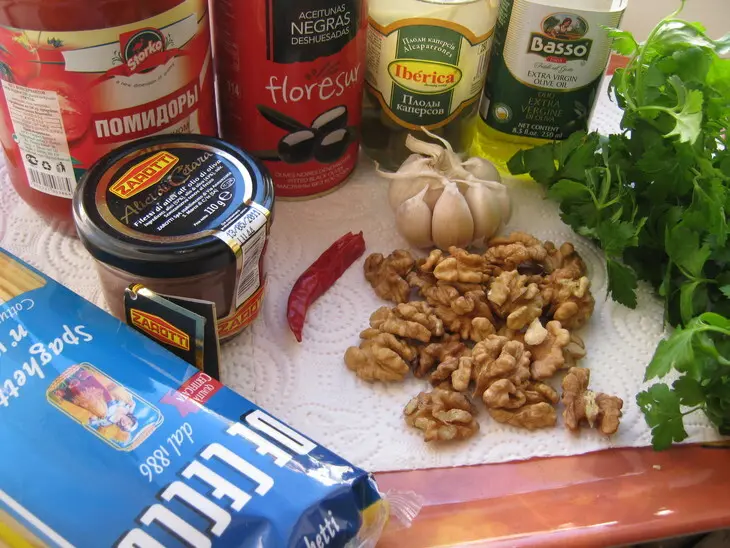 Спагетти с анчоусами (spaghetti alla puttanesca).: шаг 1