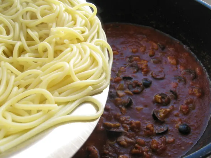 Спагетти с анчоусами (spaghetti alla puttanesca).: шаг 7