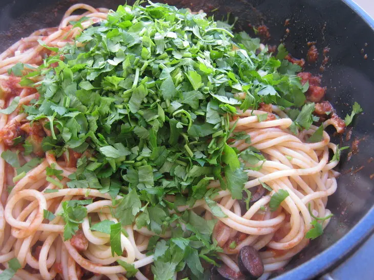 Спагетти с анчоусами (spaghetti alla puttanesca).: шаг 8