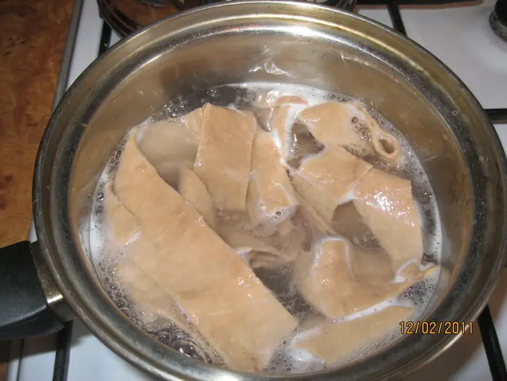 Шоколадные папарделле со сливочно-банановым соусом и маком: шаг 6