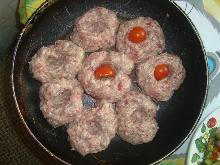 Тефтели с помидорами черри и сыром: шаг 1