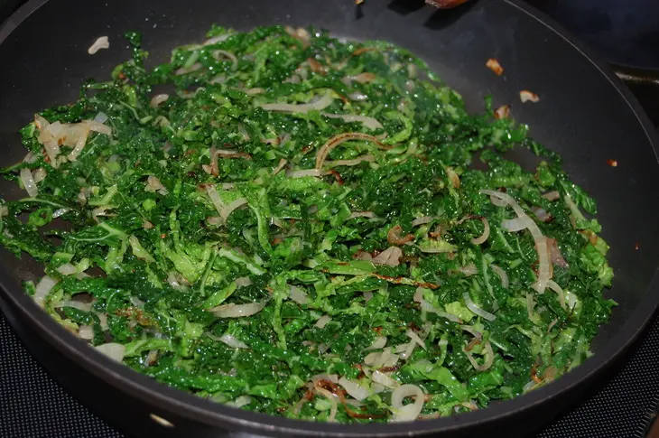 Паста с утиной ножкой, савойской капустой и белым вином: шаг 8