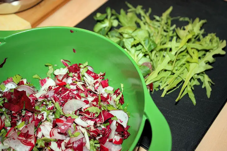 Салат с куриной грудкой, редисом и йогуртовой заправкой (без майонеза и масла): шаг 7