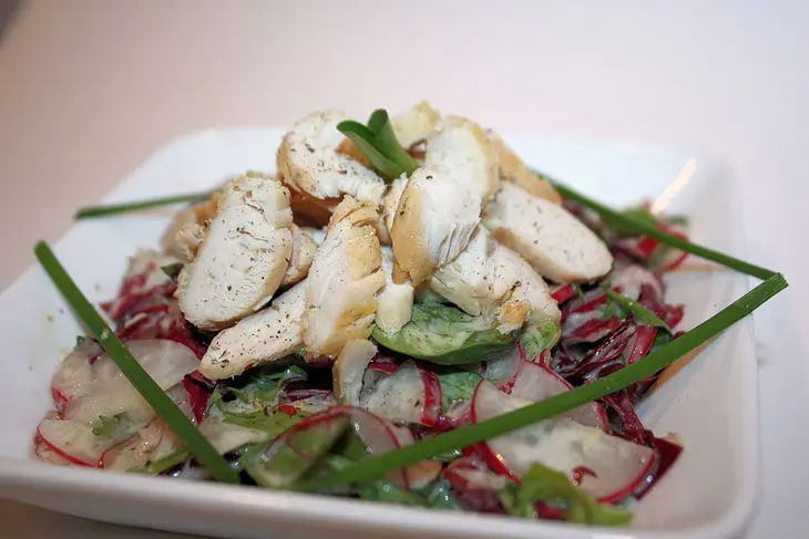 Салат с куриной грудкой, редисом и йогуртовой заправкой (без майонеза и масла): шаг 9