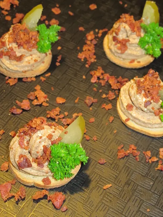 Канапе с печенью и беконом и канапе с мясом краба: шаг 12