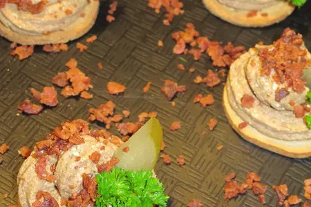 Канапе с печенью и беконом и канапе с мясом краба: шаг 12