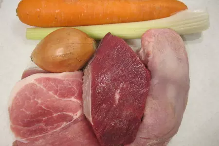 Мясное ассорти в горшочке: шаг 1