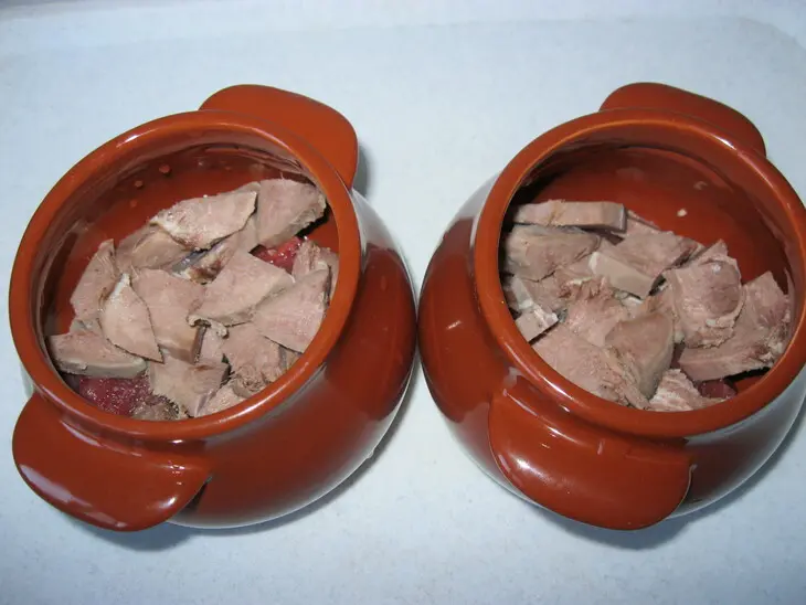Мясное ассорти в горшочке: шаг 4