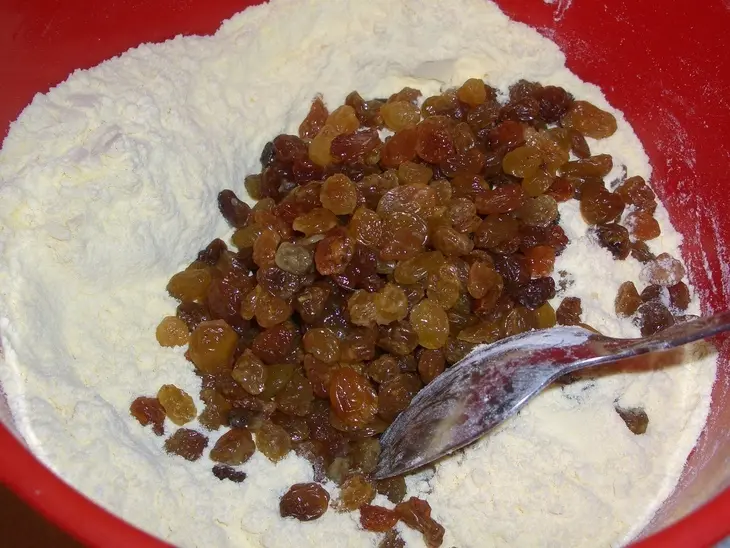 Кукурузные кексы с изюмом: шаг 5