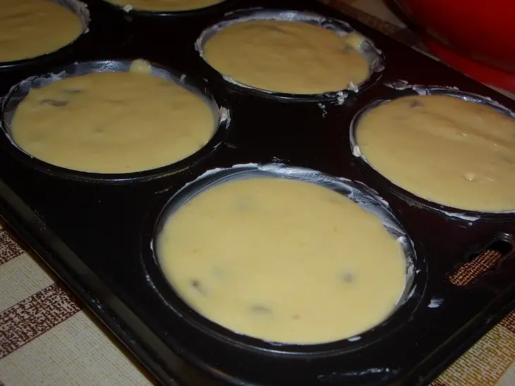 Кукурузные кексы с изюмом: шаг 7