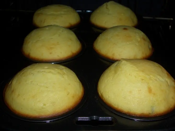 Кукурузные кексы с изюмом: шаг 8