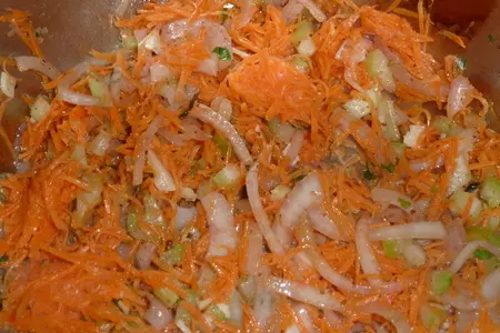Перцы фаршированные говядиной и диким рисом. подаем с густым томатным соусом.: шаг 2