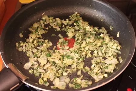 Нескучные мясные котлетки с начинкой: шаг 1
