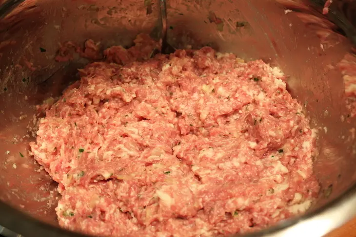 Нескучные мясные котлетки с начинкой: шаг 2