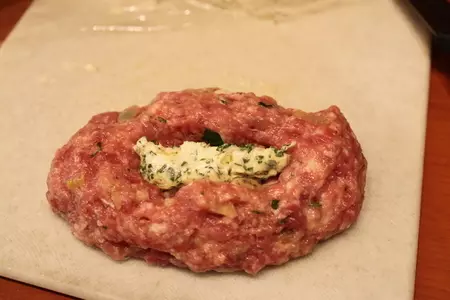 Нескучные мясные котлетки с начинкой: шаг 4