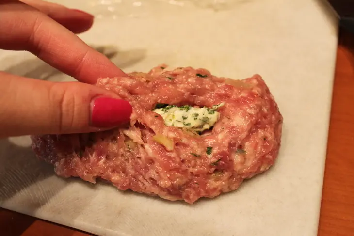 Нескучные мясные котлетки с начинкой: шаг 5