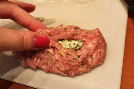 Нескучные мясные котлетки с начинкой: шаг 5