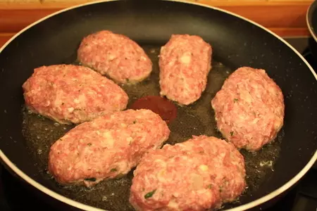 Нескучные мясные котлетки с начинкой: шаг 6