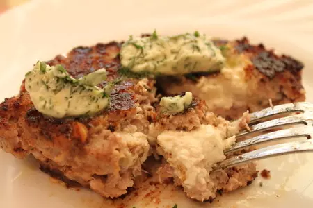 Нескучные мясные котлетки с начинкой: шаг 8