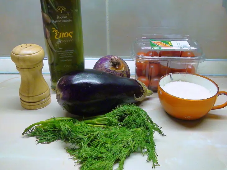 Баклажаны с карамелизованным луком и кедровыми орешками.: шаг 1