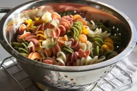 Спиральки-ассорти с баклажанами,помидорчиками-черри и пармезаном: шаг 4